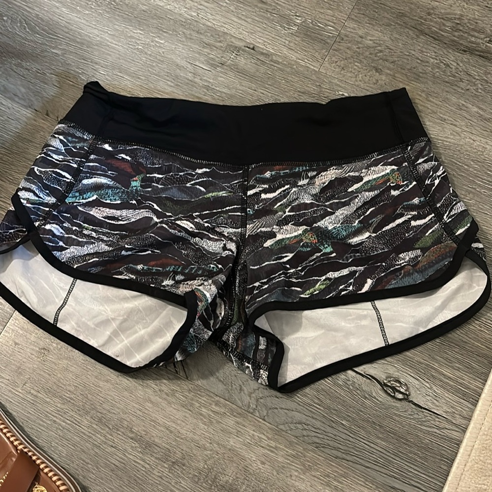 Lululemon speed short 2.5” size 4 unique pattern
